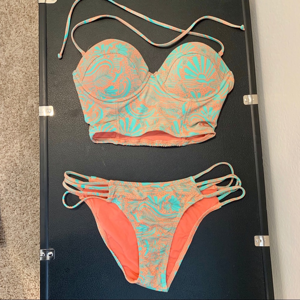 Bikini set with removable straps